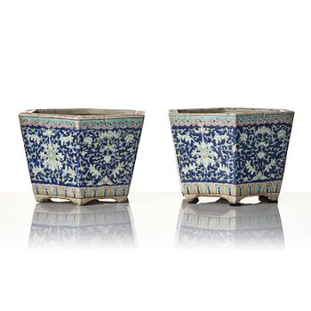 Ytterfoder, två stycken, porslin. Sen Qingdynasti/tidigt 1900-tal.