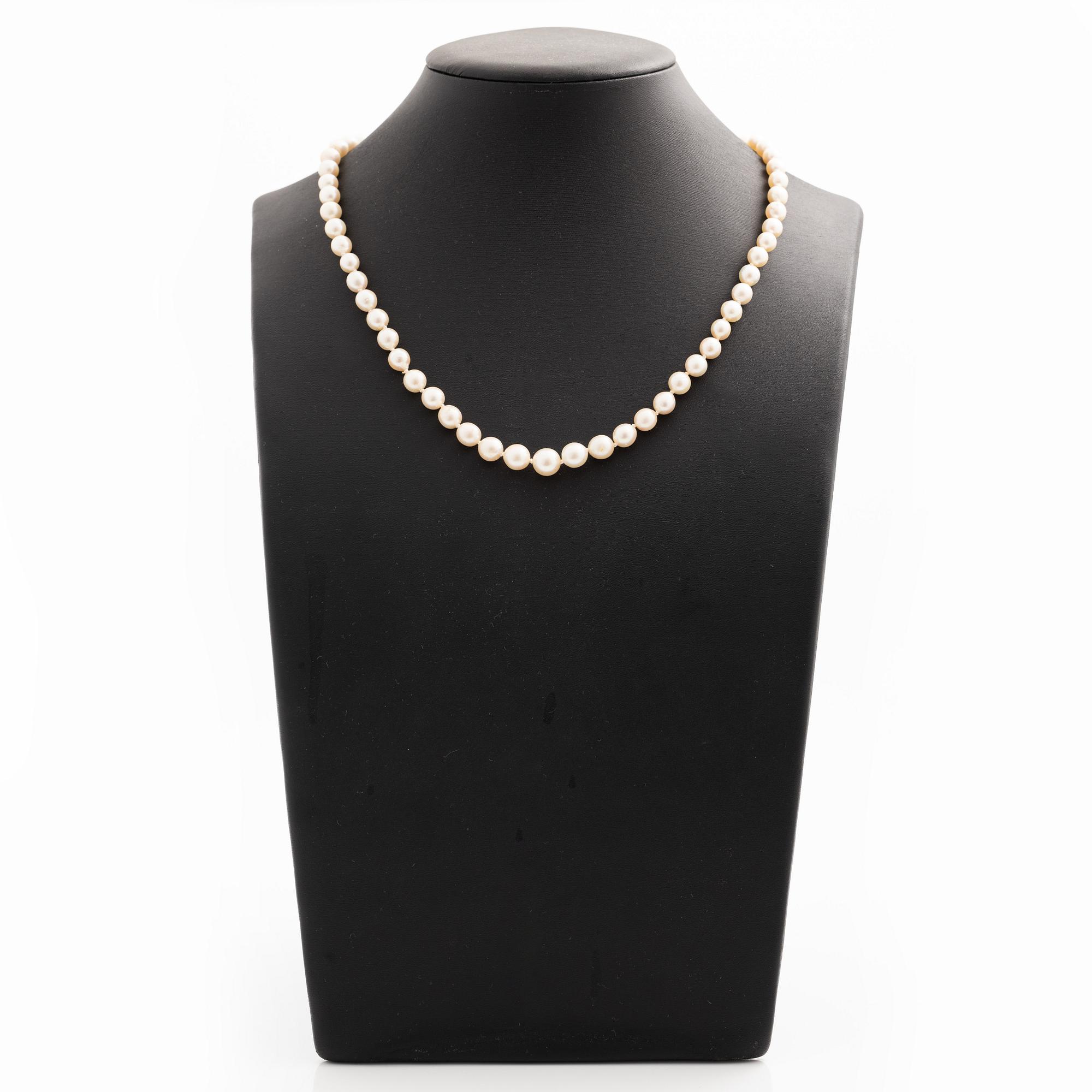Necklace with graduated cultured pearls, silver clasp with a cabochon-cut amethyst.