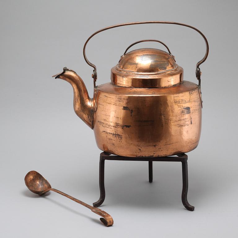 A coffee pot and a ladle in copper from the 19th century.