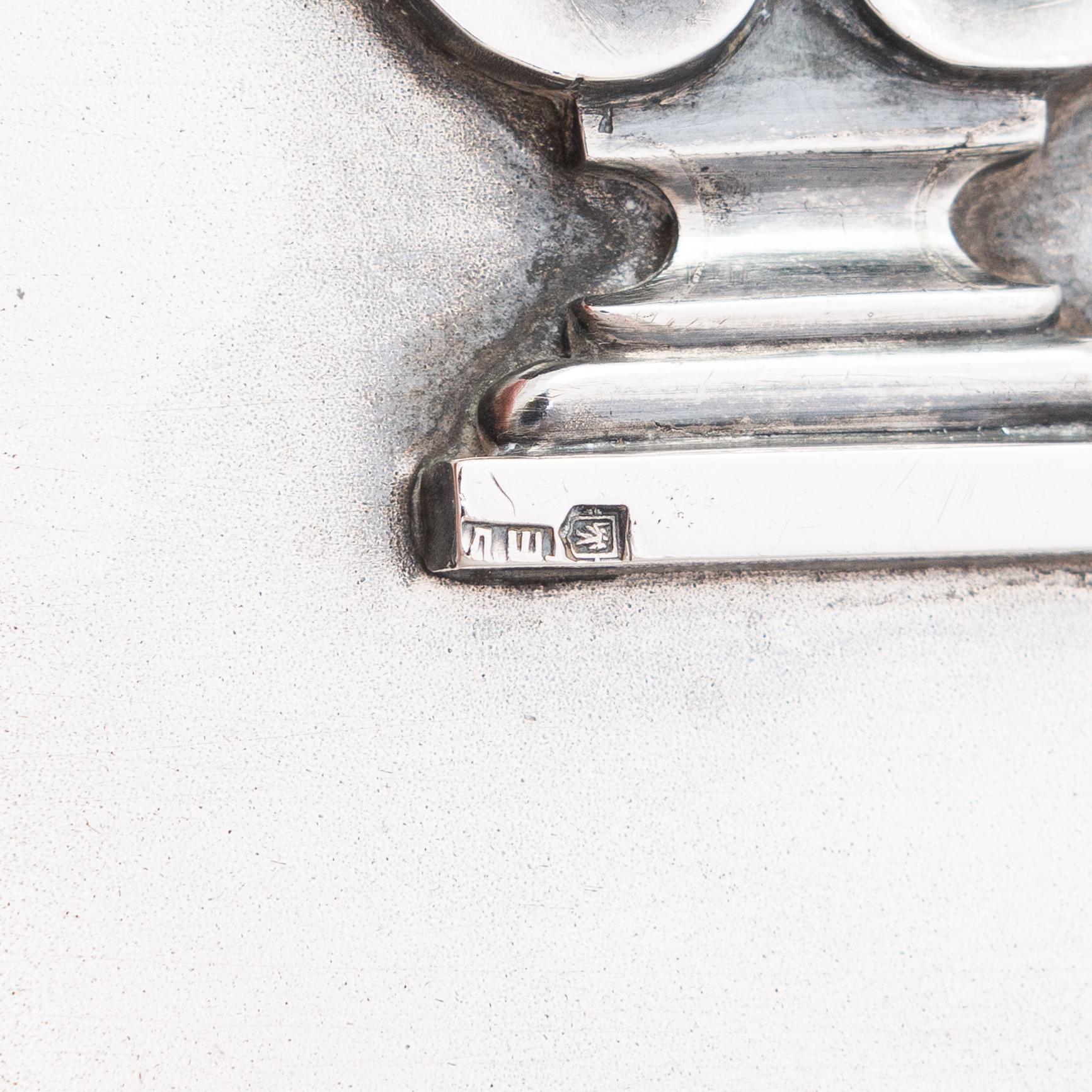 Cigarettetui, silver, med lyra stämplad i Kiev 1828-1887, etuiet stämplat Pjotr Baskakov, Moskva 1908.
