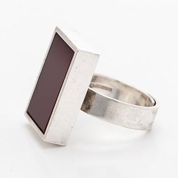 Elis Kauppi, sormus, hopeaa ja karneoli. Kupittaan Kulta, Turku 1971.