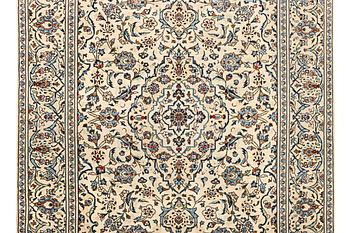 A Kashan carpet, c. 290 x 197 cm.