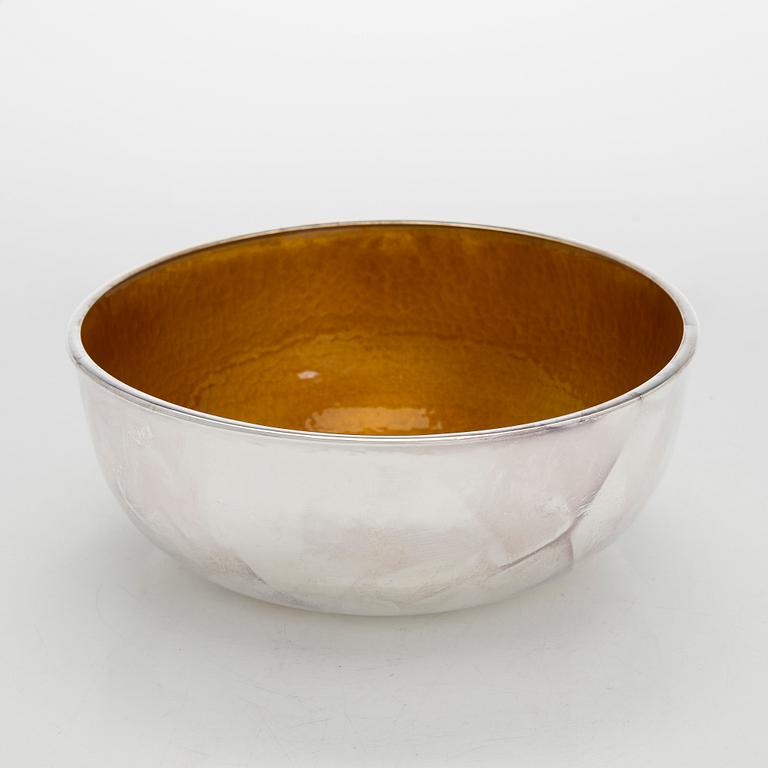 A. Tillander, skål, sterlingsilver och emalj. Helsingfors 2005.