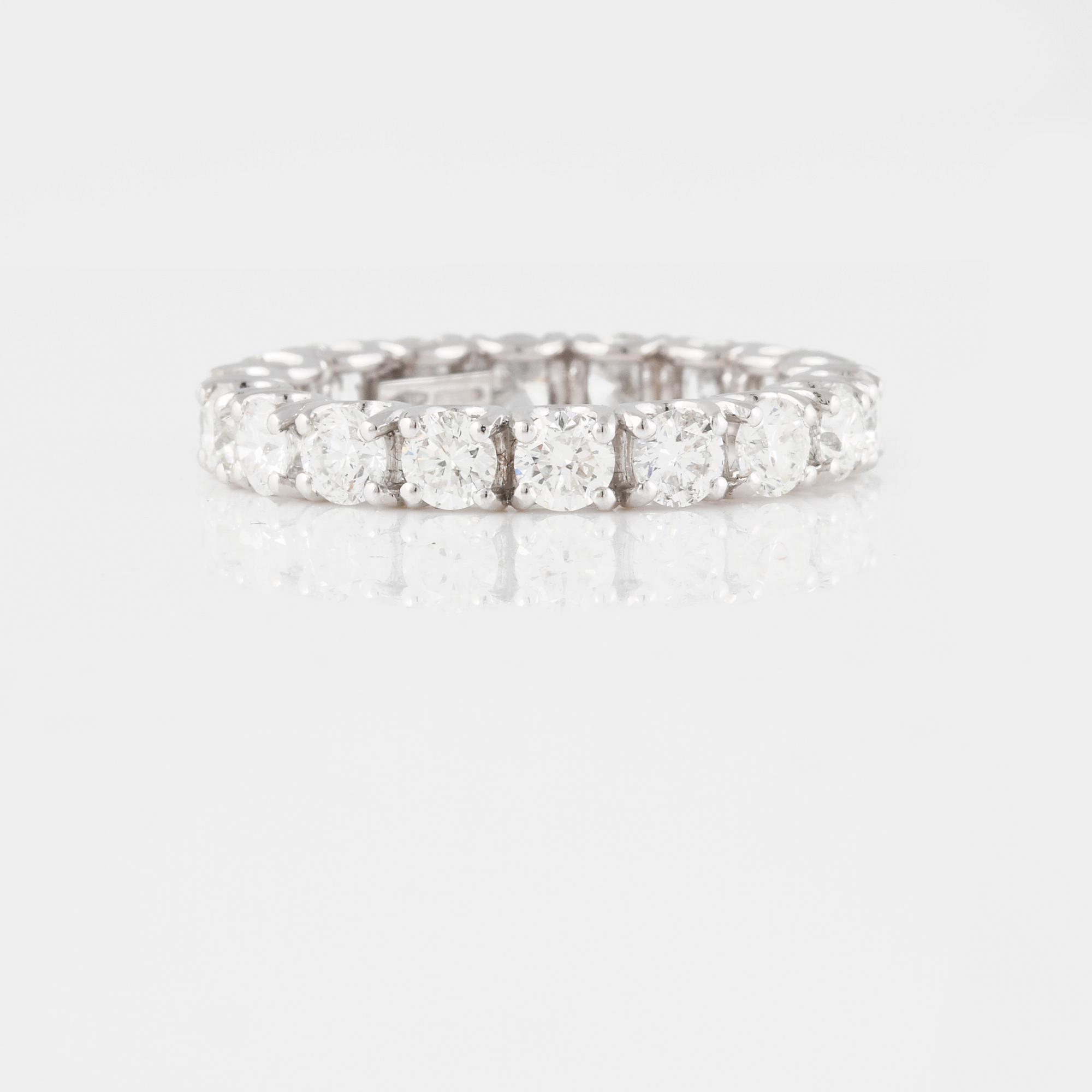 RING, sk eternityring, med briljantslipade diamanter, ca 2.60 ct.