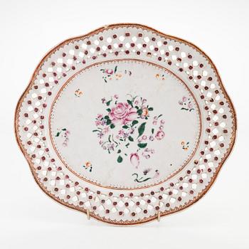 Kulho, maljakko ja vati, posliinia. Kiina, 1700/1900-luku. Sekä kulho, cloisonné. Japani, 1900-luvun alku.