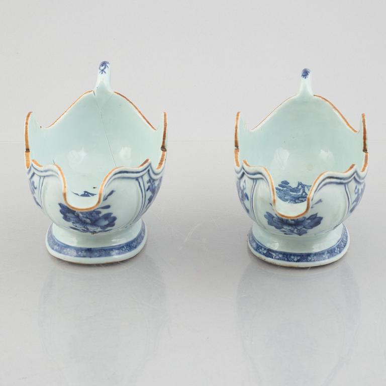 A pair of blue and white Chinese porcelain sauce boats and a pair of plates, Qing dynasty, Qianlong (1736-95).