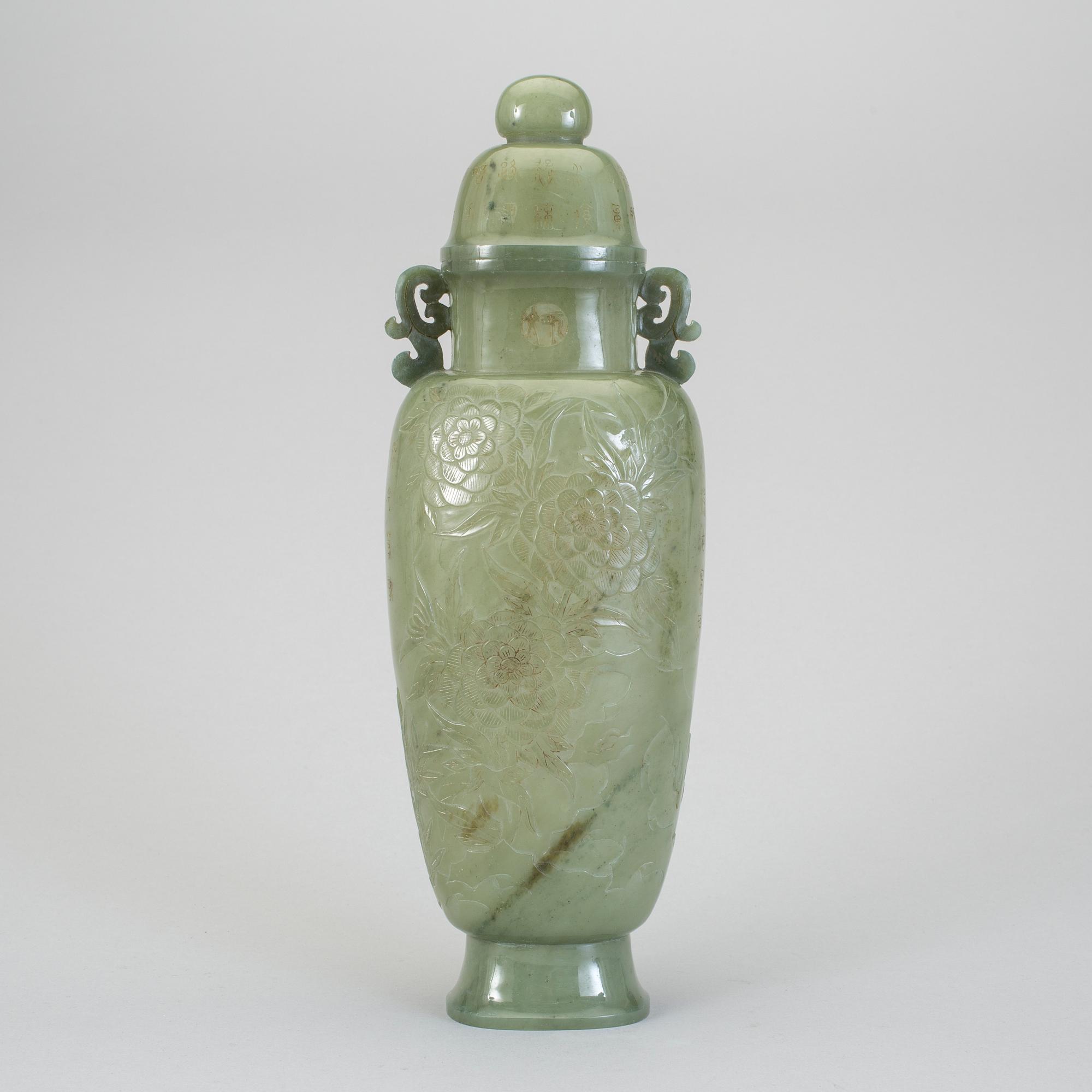 A Chinese carved kalcedon vase with cover, mid 20th Century.