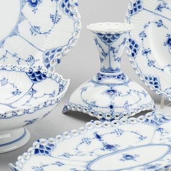 DINNERWARE, 16 pieces, "Musslemalet", Royal Copenhagen.