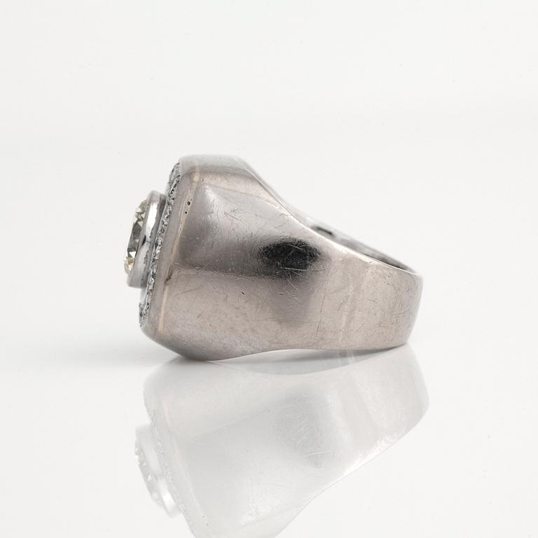 A brilliant-cut diamond, 1.75 cts according to engraving, ring.