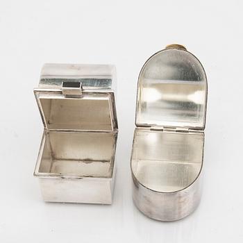 A Swedish 20th century set of two sterling silver boxes mark of Lars Håkansson Malmö 1983 and 1998 weight 210 grams.