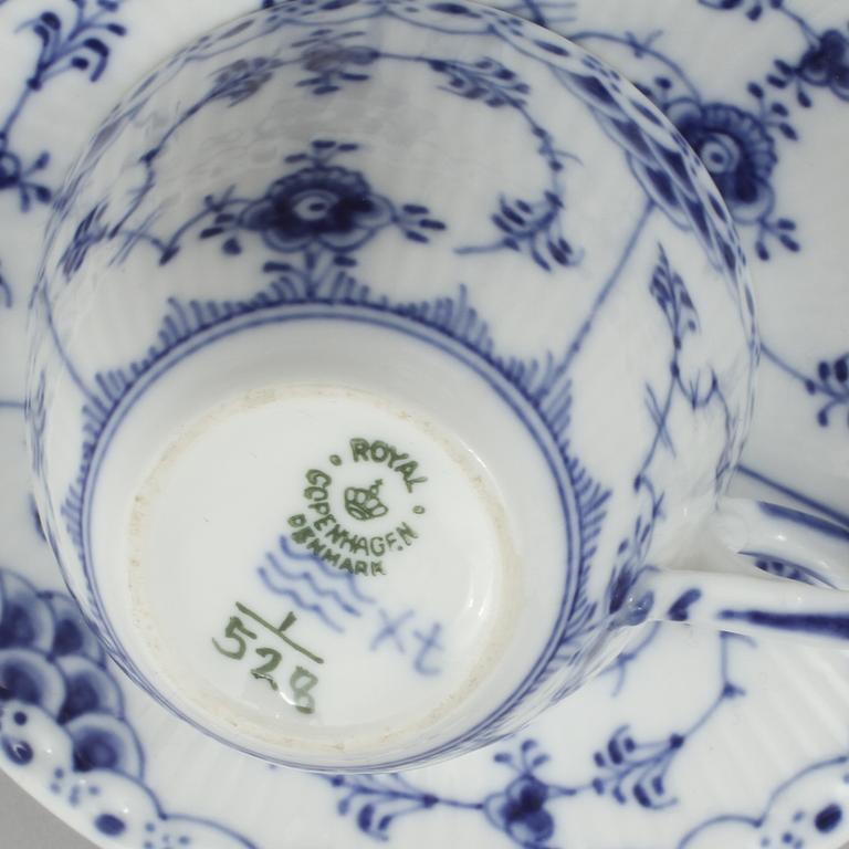 KAFFESERVIS, 48 delar, porslin, "Musselmalet", Royal Copenhagen, 1900-talets andra hälft.