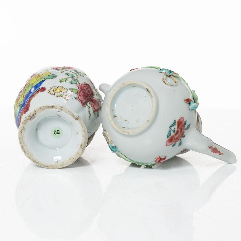 Tedosa och kanna samt kopp och lock, porslin, Kina, Qingdynstin, 1700-tal.