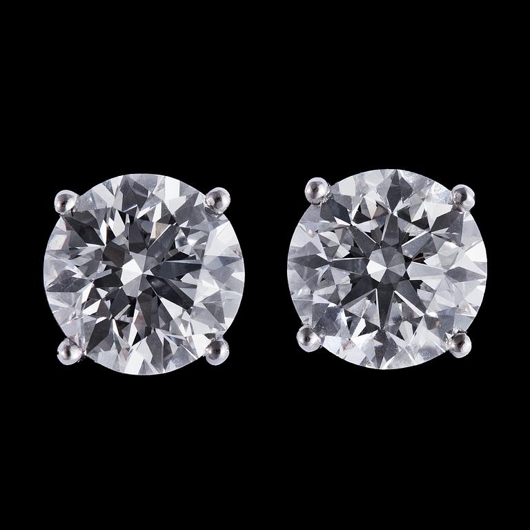 ÖRHÄNGEN, vardera briljantslipad diamant, 1 ct resp 1 ct.