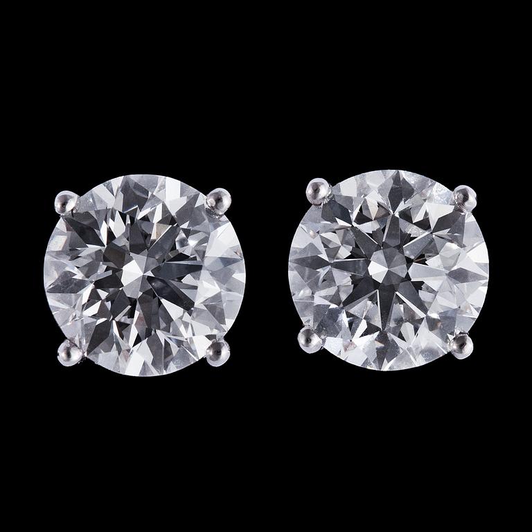 A pair of brilliant cut earstuds, 1 ct each.