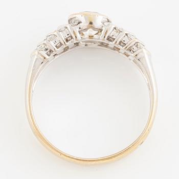 Ring 18K gold with round brilliant-cut diamonds.
