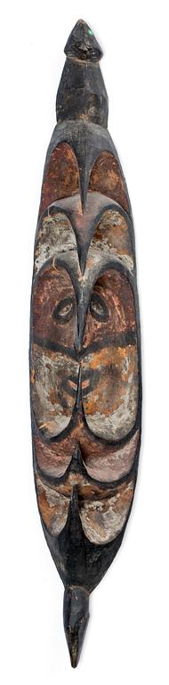 FLÖJTSTOPPARE. Bemålat träd. Nya Guinea, Oceanien, omkring 1950. Höjd 70,5 cm.