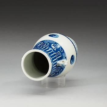 A blue and white vase, Qing dynasty, Kangxi (1662-1722).