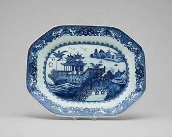 A blue and white serving dish. Qing dynasty, Qianlong (1936-95).
