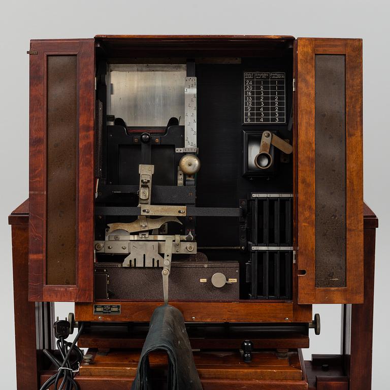 A first half of the 20th century studio camera.