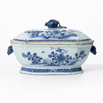 Four blue and white export porcelain service pieces, China, Qing dynasty 18th century.