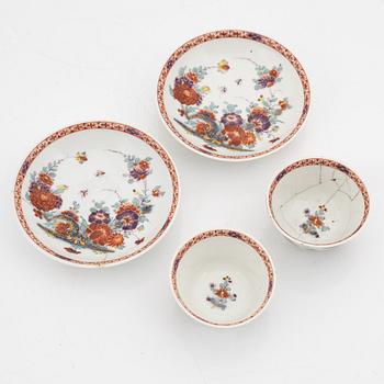 A pair of kakiemon style porcelain cups with saucers, Meissen, 18th Century.