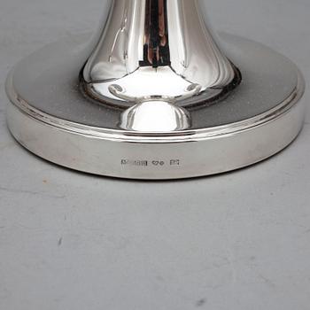 KANDELABRAR, ett par, silver, MGAB, Uppsala, 1969 resp 1971. Fylld fot.