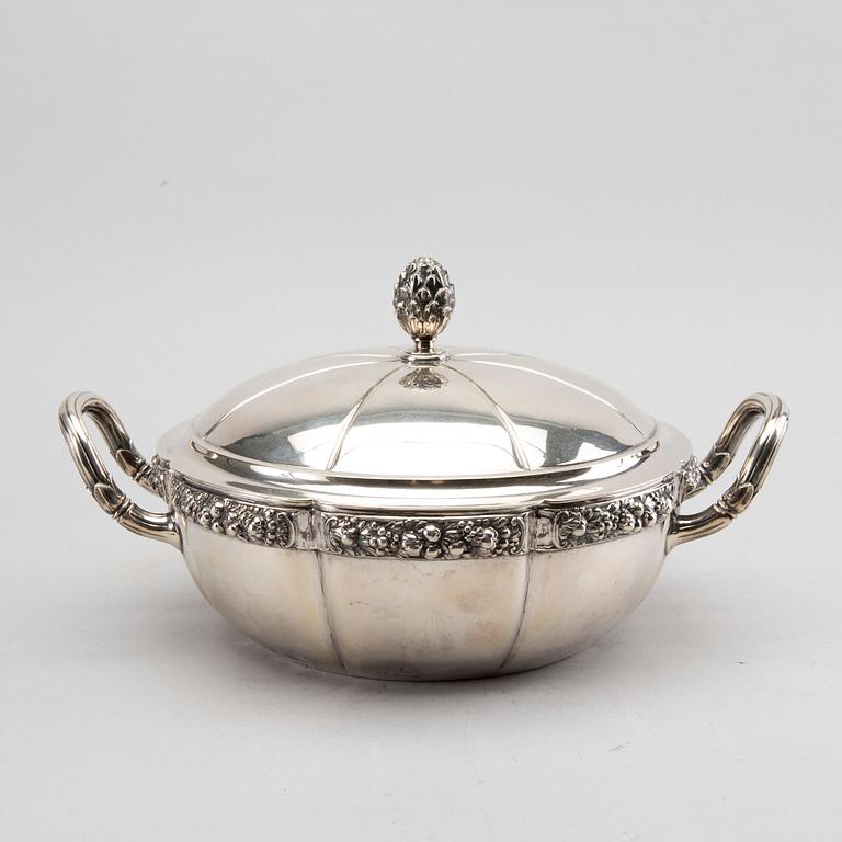 A 20th century sivler bowl with lid  mark of K Andersson Stockholm 1913, weight 1140 gr.