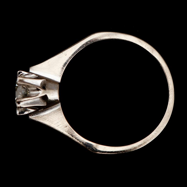 RING, 18 k vitguld, solitär briljanslipad diamant 0,64 ct enl gravyr.
