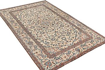 A carpet, Kashan, ca 301 x 193 cm.