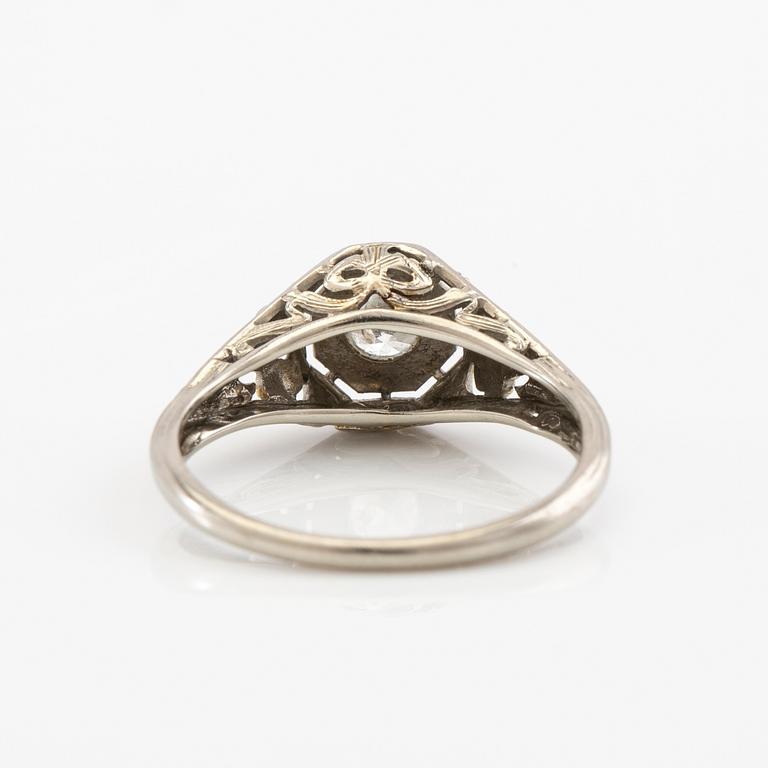 Ring 18K vitguld med en rund briljantslipad diamant.