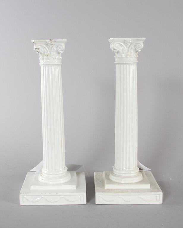 KOLONNLJUSSTAKAR, ett par, flintgods, Gustavsberg 1898.