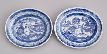 SMÖRASKAR med LOCK och FAT, ett par, kompaniporslin. Kina, 1800-tal.