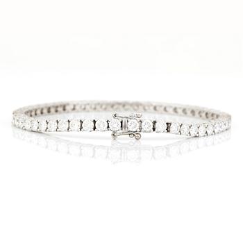 ARMBAND, 18K vitguld med 52 briljantslipade diamanter, tot ca 7,46 ct. Vikt ca 15,2 g.