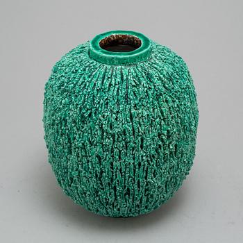 GUNNAR NYLUND, vas, chamotterat stengods, "Igelkottsvasen", Rörstrand.