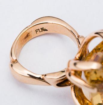 RING, 14 k guld med citrin ca 27 ct. Vikt ca 24, 5 g.