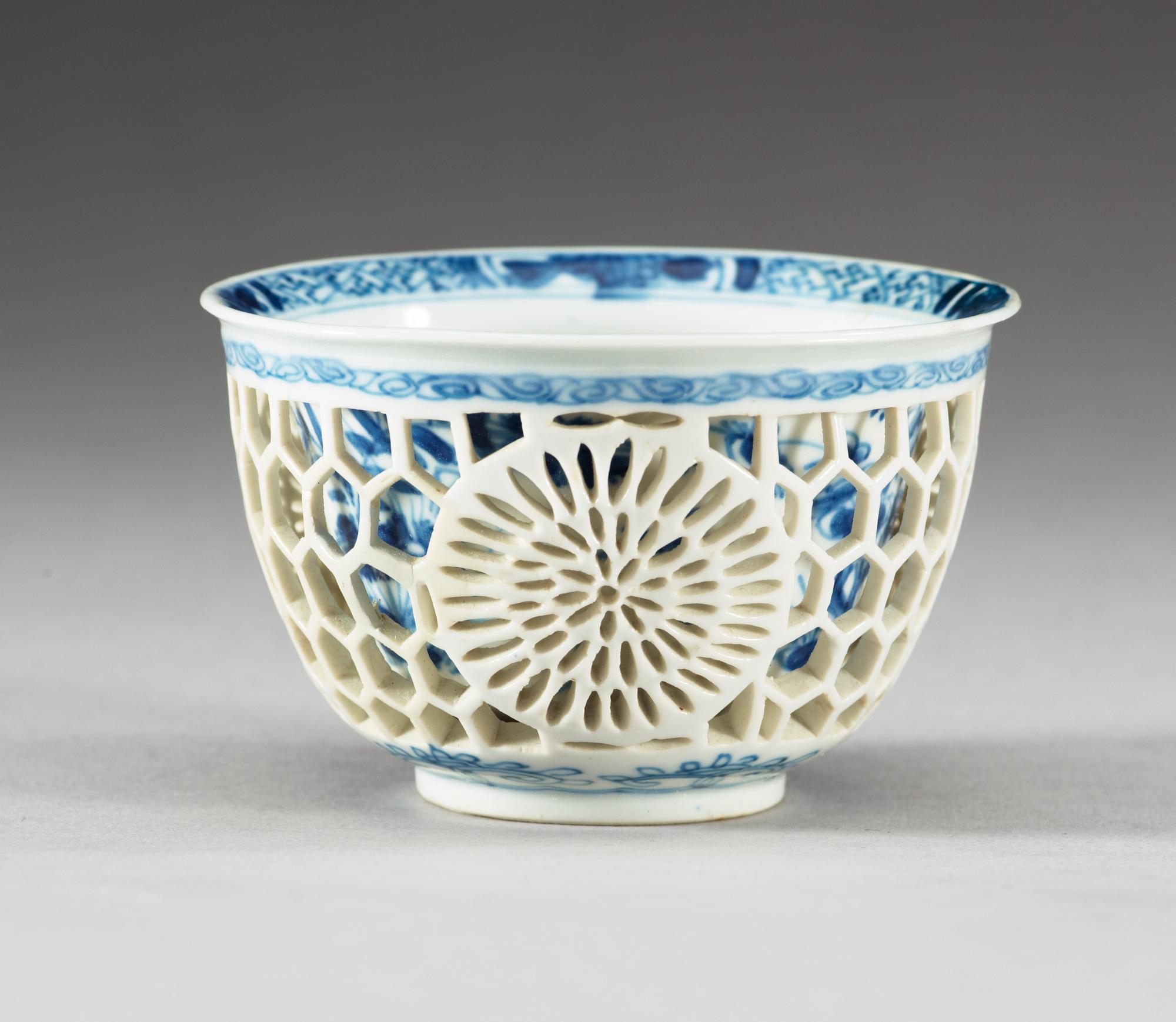 A blue and white cup, Qing dynasty, Kangxi (1662-1722).