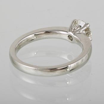 RING, 18K vitguld med briljantslipad diamant 1.02 ct. Vikt 5,0 gram.