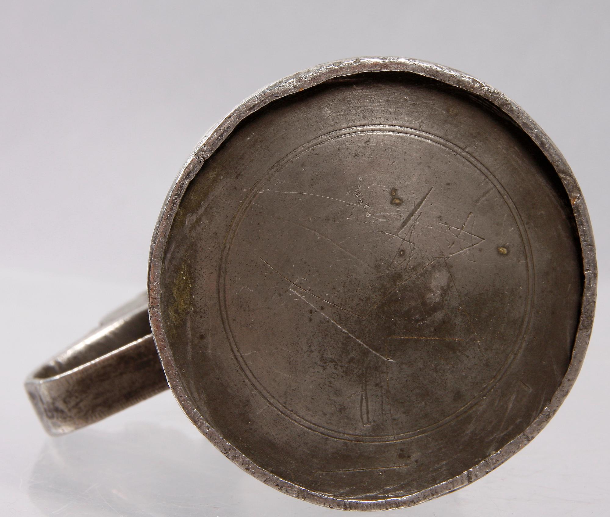 STOP, tenn, Carl Saur, (verksam 1737-1779)Stockholm. Locket märkt 1746.