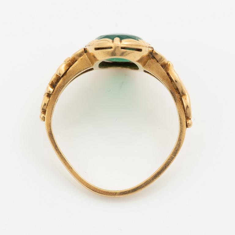 Ring 18K guld med grön sten.