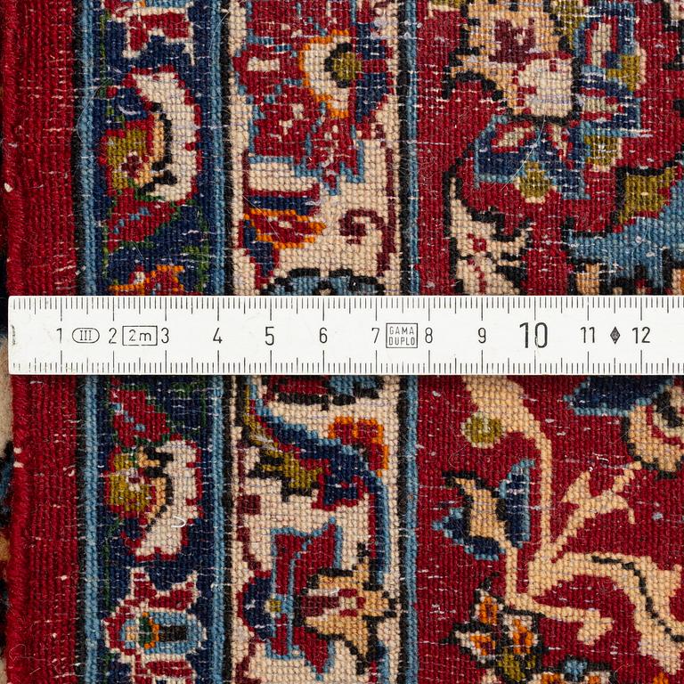 Carpet, Isafahan, 257 x 150 cm.