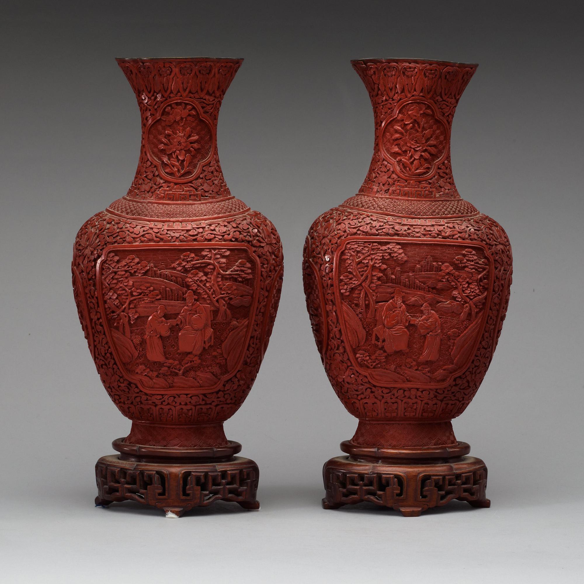 A pair of red lacquer vases, late Qing dynasty.