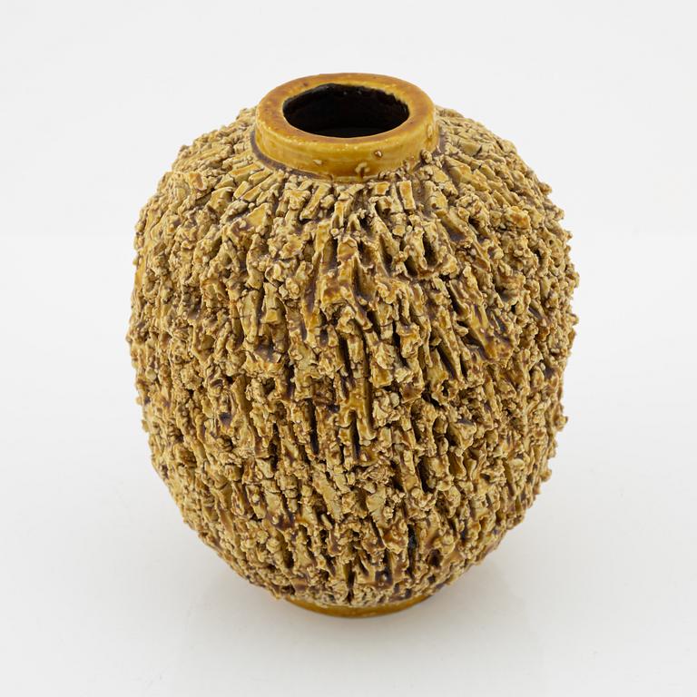 Gunnar Nylund, vas, chamotterat stengods, "Igelkottsvasen", Rörstrand.