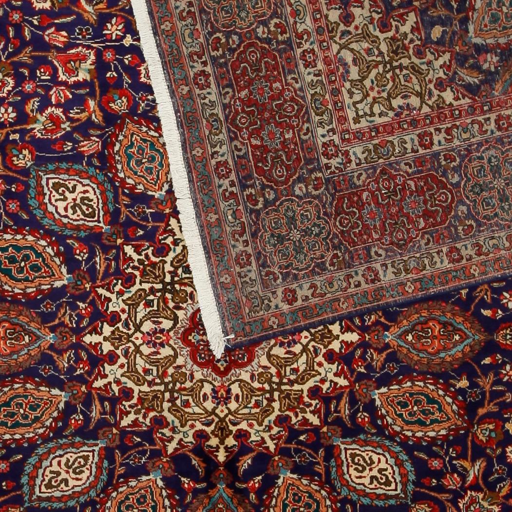 MATTA, Täbriz, ca 378 x 304 cm.