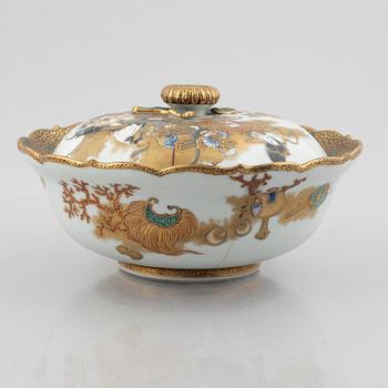 A Japanese porcelain tureen with cover and a lacquer box with cover, early 20th century.