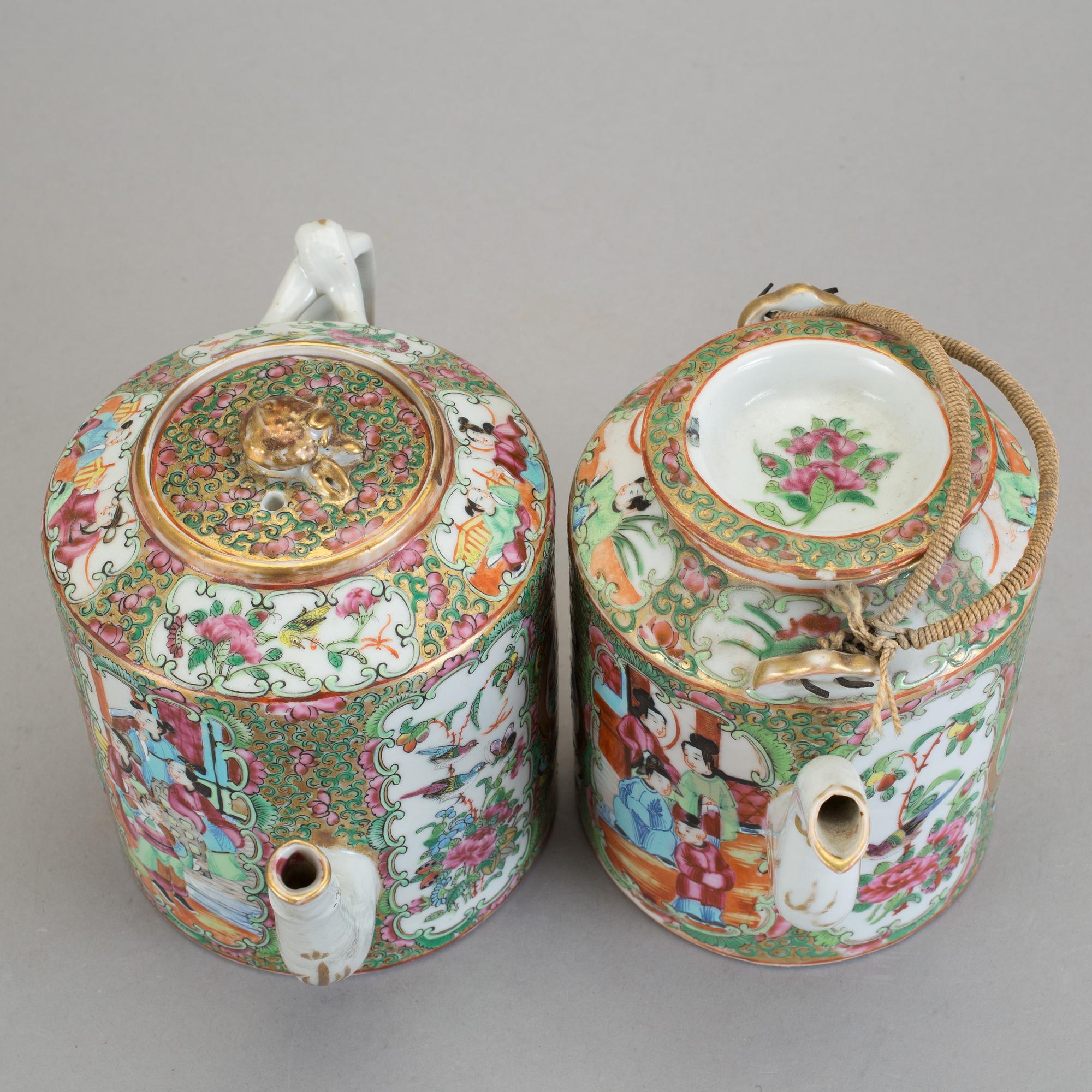 TEKANNOR, 2 st, porslin, Kina, omkring 1900.