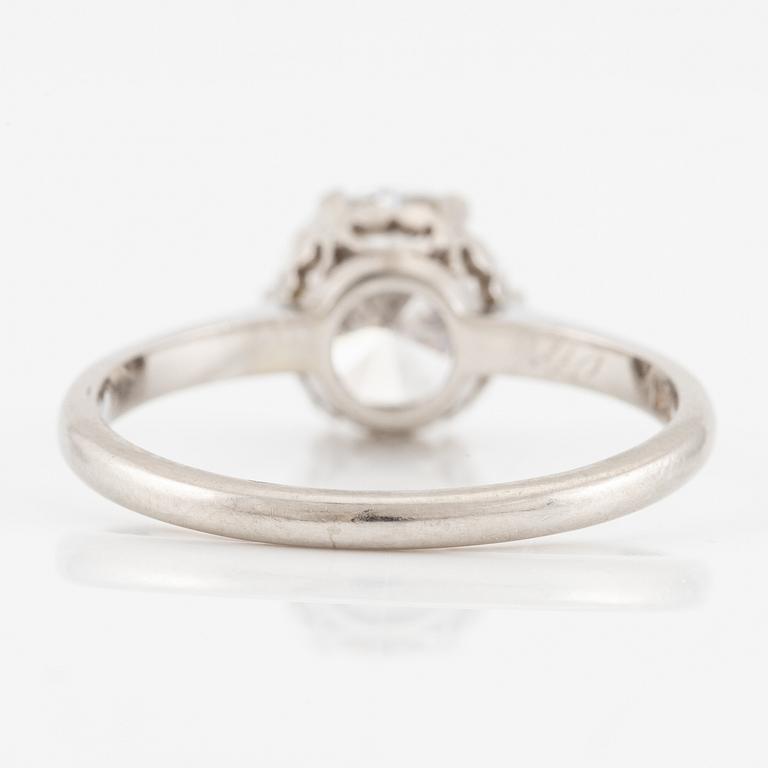 A ring in platinum with a round brilliant-cut diamond.