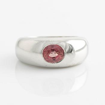 Ring 18K white gold with pink sapphire.