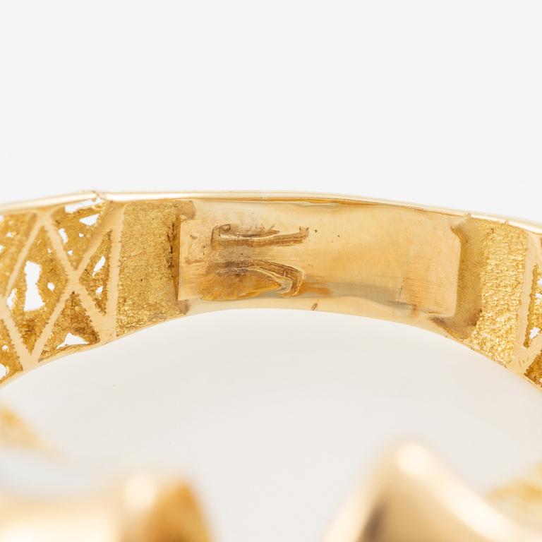 Demi parure, ring and earrings, 18K gold with brilliant-cut diamonds. Italy.