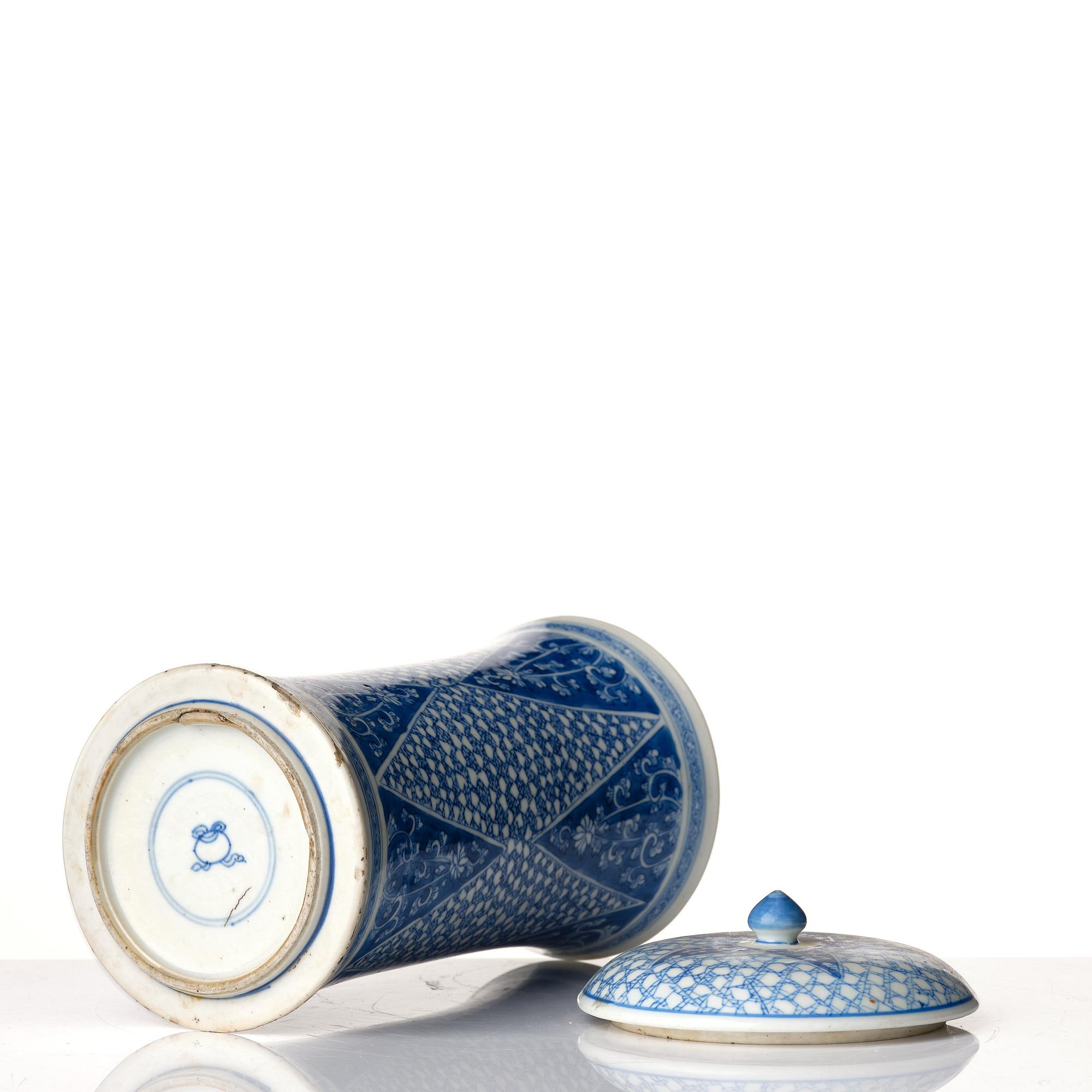 A blue and white cylindric vase with cover, Qing dynasty, Kangxi (1662-1722).