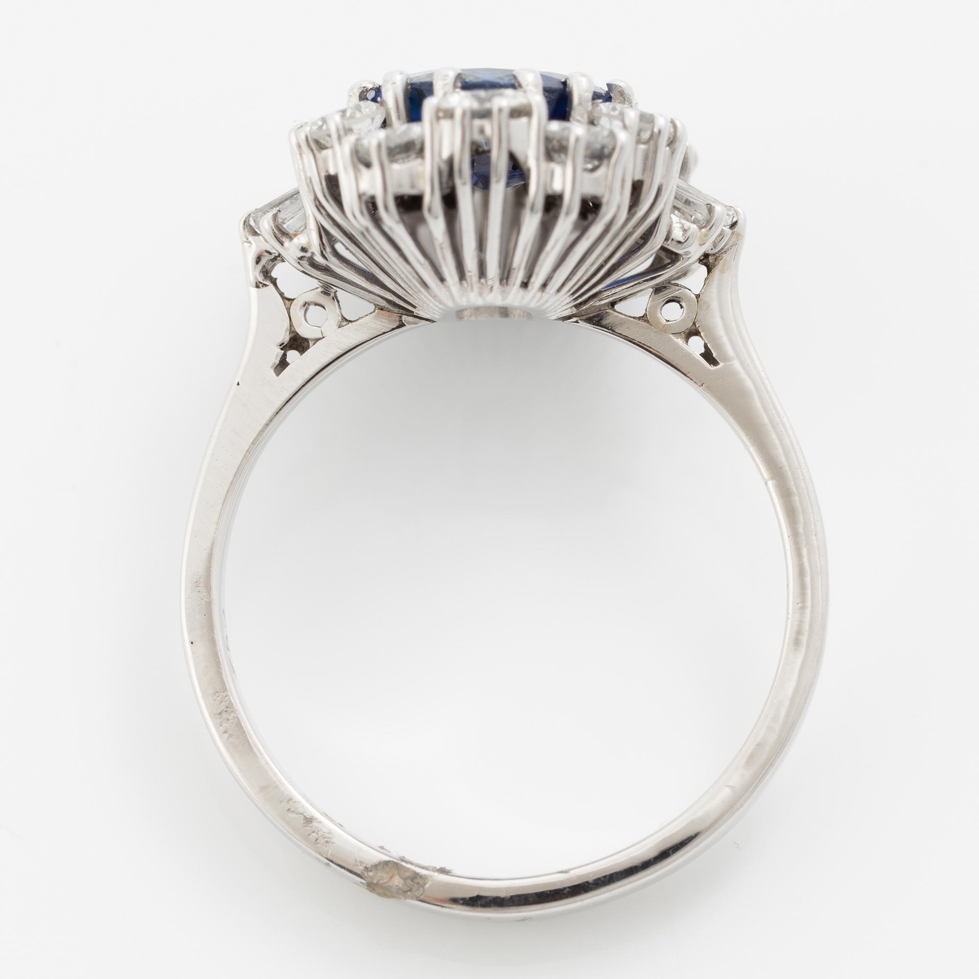 Ring in 18K white gold set with a faceted sapphire and round brilliant-cut and modified baguette-cut diamonds.